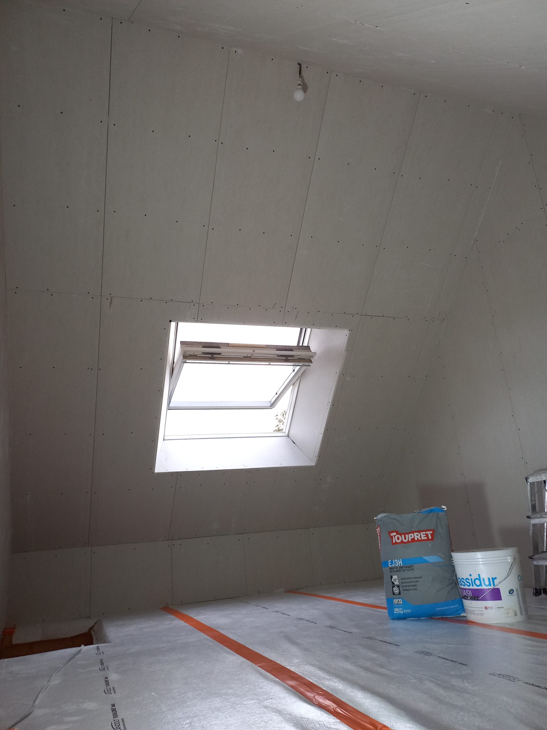 Lire la suite à propos de l’article Les avantages d’un faux plafond dans une maison du Morbihan